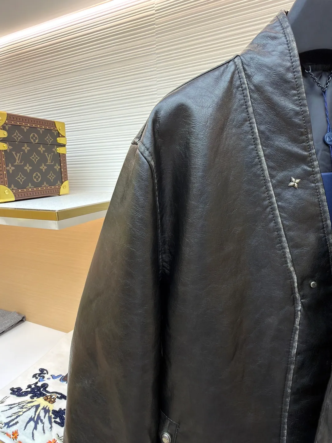 LOUIS VUITTON Four-corner v-neck zipper leather jacket ●Original version: Purchased and developed by 52954 ●Item number: 1681308-C95 ●Fabric: leather fabric ●Technology: made on positioning cutting machine ●Color: black ●Version: fitted version ●Weight: about 1105 grams ●Size: 46-48-50-52 ●Description: Exclusive high-end version! The v-neck cut is really nice. The zipper is a custom-made puller. The texture is immediately visible. The loose fit is super slimming on the upper body and is very tolerant to the body shape. In this season, this jacket is a versatile item that needs no introduction. It is cool and sassy. It is a must-have for fashionable streetwear! The upper body is very handsome. The custom-made soft leather fabric and the craftsmanship details are perfect. It is really easy to wear ~ Highly recommended! The overall wiring is straight and delicate, the fabric is comfortable and soft, and the color is consistent without color difference. It can be matched with the same style to create a fashionable look and control various occasions. Customized accessories, complete with three standards, same style for men and women!